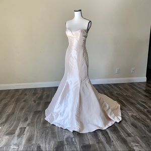 Allure bridal 9101 wedding gown
Size 10